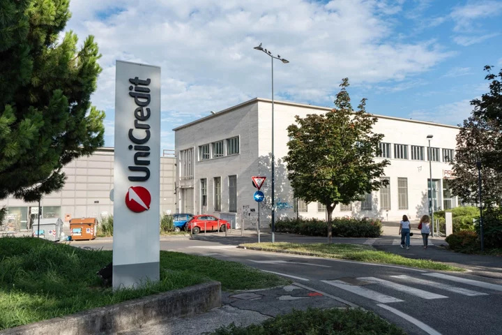 UniCredit Says It Won’t Pay Bank Tax, Lifts Revenue Goals Again