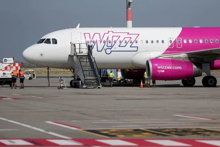 Wizz Air narrows profit forecast on difficult operating conditions