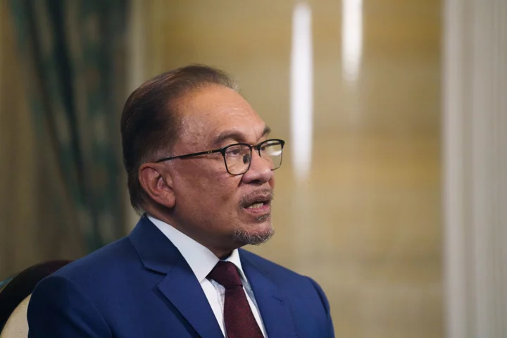 Anwar Discusses Tesla’s Malaysia Operations With Elon Musk