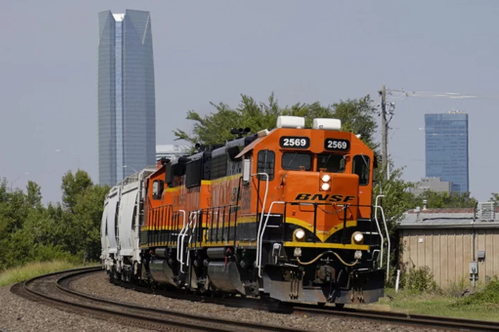 Railroads resist joining safety hotline because they want to be able to discipline workers