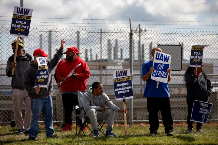 UAW Says It’s Still Waiting for Counteroffers From Detroit Three