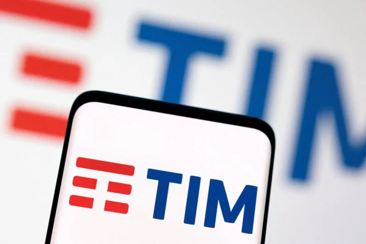 Telecom Italia urged to call board meeting to name Vivendi candidate - sources