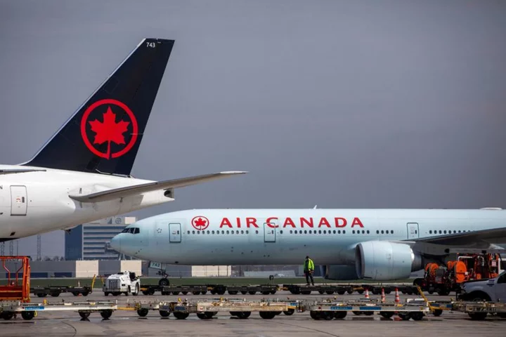 Air Canada adjusted loss narrows on solid travel demand