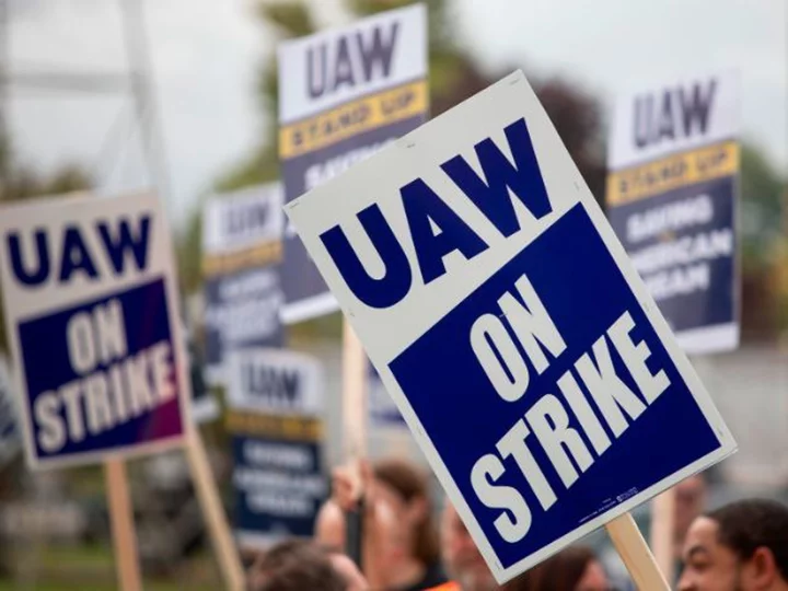 CNN Poll: Americans overwhelmingly side with autoworkers in ongoing union strike