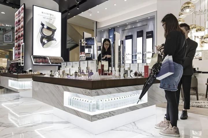 Estée Lauder Lowers Outlook on China Weakness, Israel-Hamas War Risk