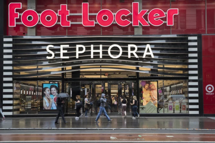 Foot Locker lowers full-year outlook again, pauses dividend as 2Q sales fall on cautious consumers